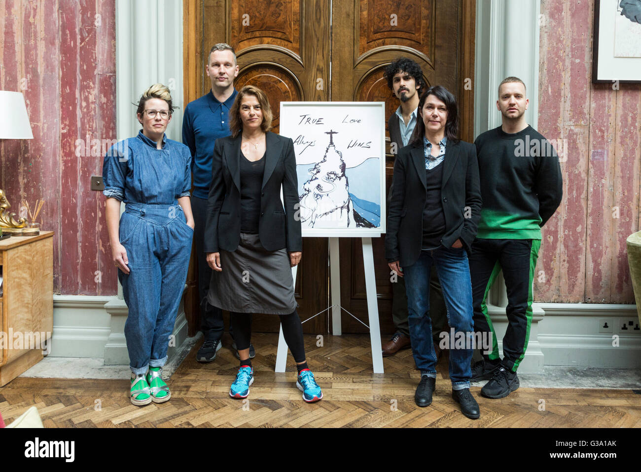 Londra, Regno Unito. Il 9 giugno 2016. L-R: Artisti Anne Hardy, David Shrigley, Tracey Emin, Sarah Jones, Benjamin Senior e Eddie Peake posano con Tracey Emin è immagine della Royal Academy. Edizioni contatore di annunciare che sarà la creazione ufficiale edizione limitata di stampe per Team GB al Rio 2016 Giochi Olimpici. Gli otto artisti scelti per effettuare le stampe sono Tracey Emin, Anne Hardy, Howard Hodkin, Sarah Jones, Eddie Peake, Benjamin Senior, David Shrigley e Sam Taylor-Johnson. La stampa verrà rilasciato il 2 agosto 2016 e sarà disponibile ad acquistare esclusivamente da countereditions.com Foto Stock