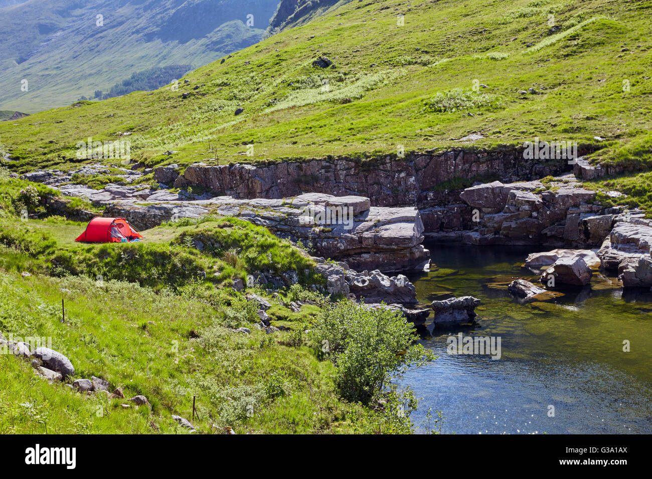 Camping dal fiume Etive in Glen Etive. Argyllshire, Scozia. Foto Stock