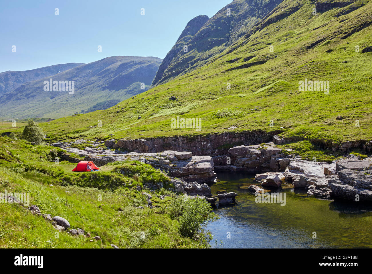 Camping dal fiume Etive in Glen Etive. Argyllshire, Scozia. Foto Stock