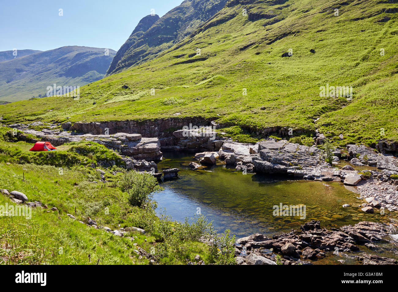 Camping dal fiume Etive in Glen Etive. Argyllshire, Scozia. Foto Stock