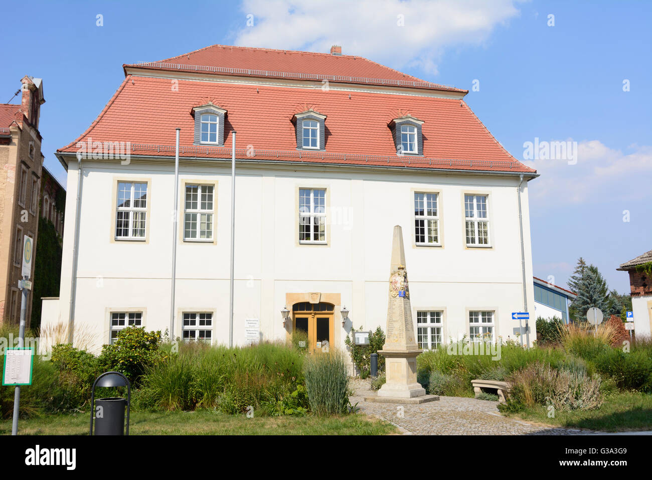 Miglio postale colonna nella parte anteriore della ex castello, Germania, Sassonia, Sassonia, , Radeburg Foto Stock