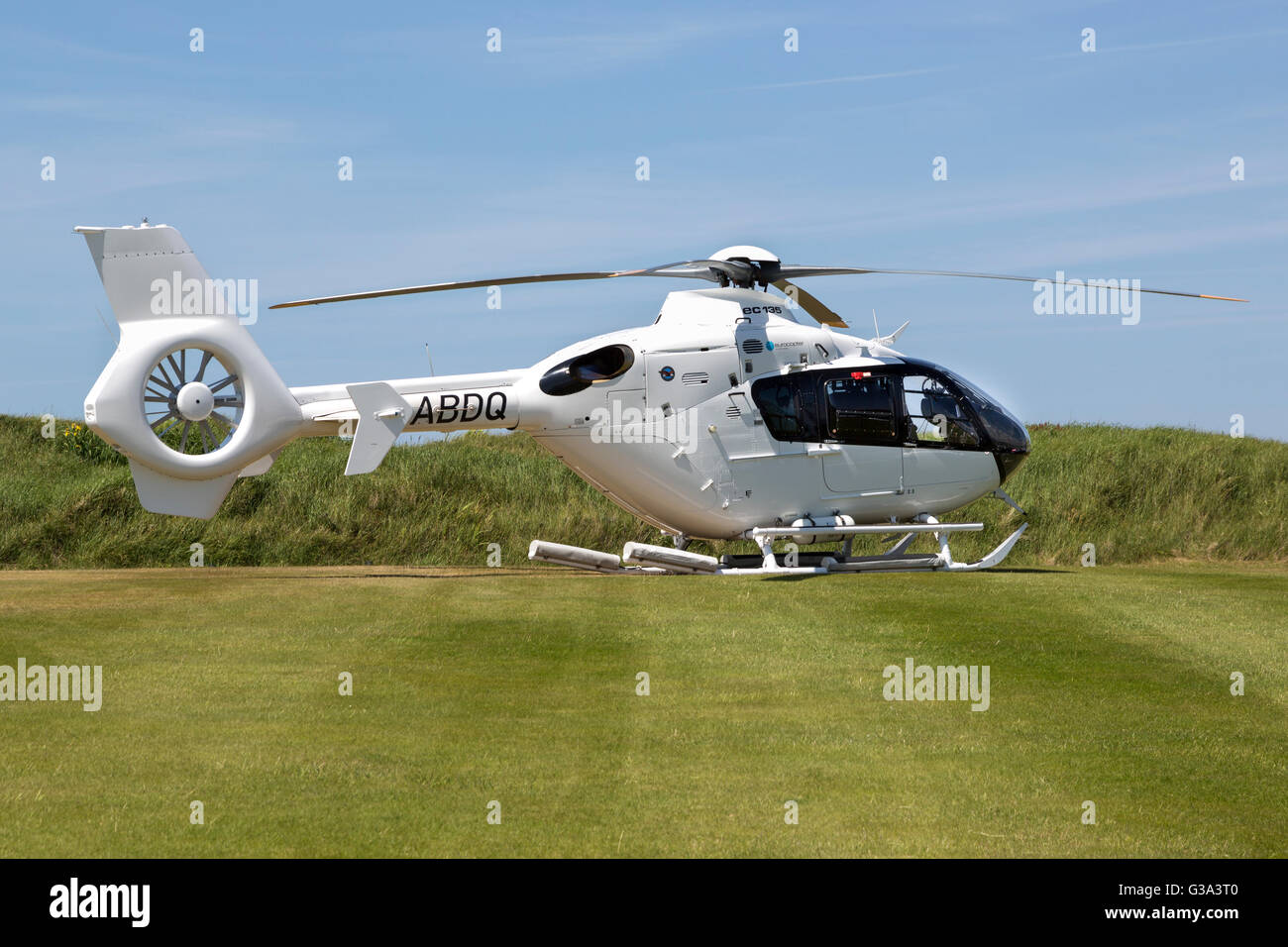 Eurocopter EC135 elicottero a Waterville Golf Club, nella contea di Kerry, Irlanda Foto Stock