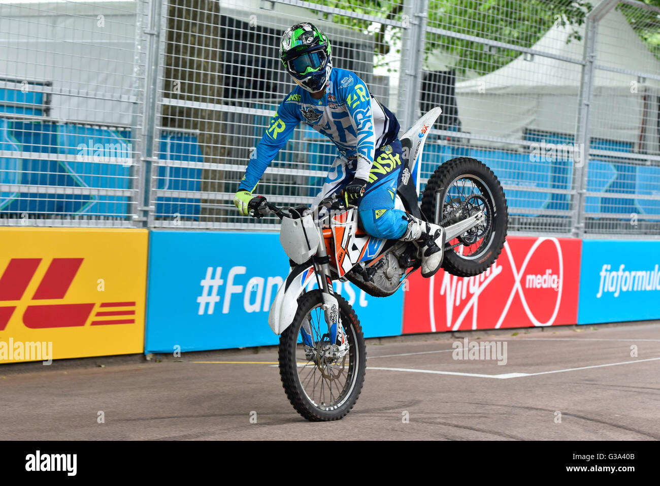 Stunt Biker equitazione sulla sua ruota anteriore, sollevando la sua ruota posteriore Foto Stock