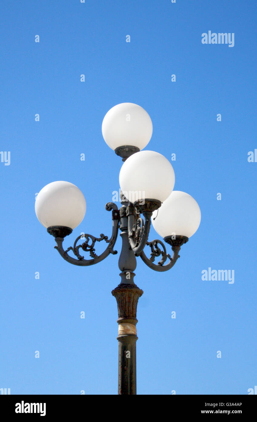 Lampada barocco post nella luce del giorno Foto Stock