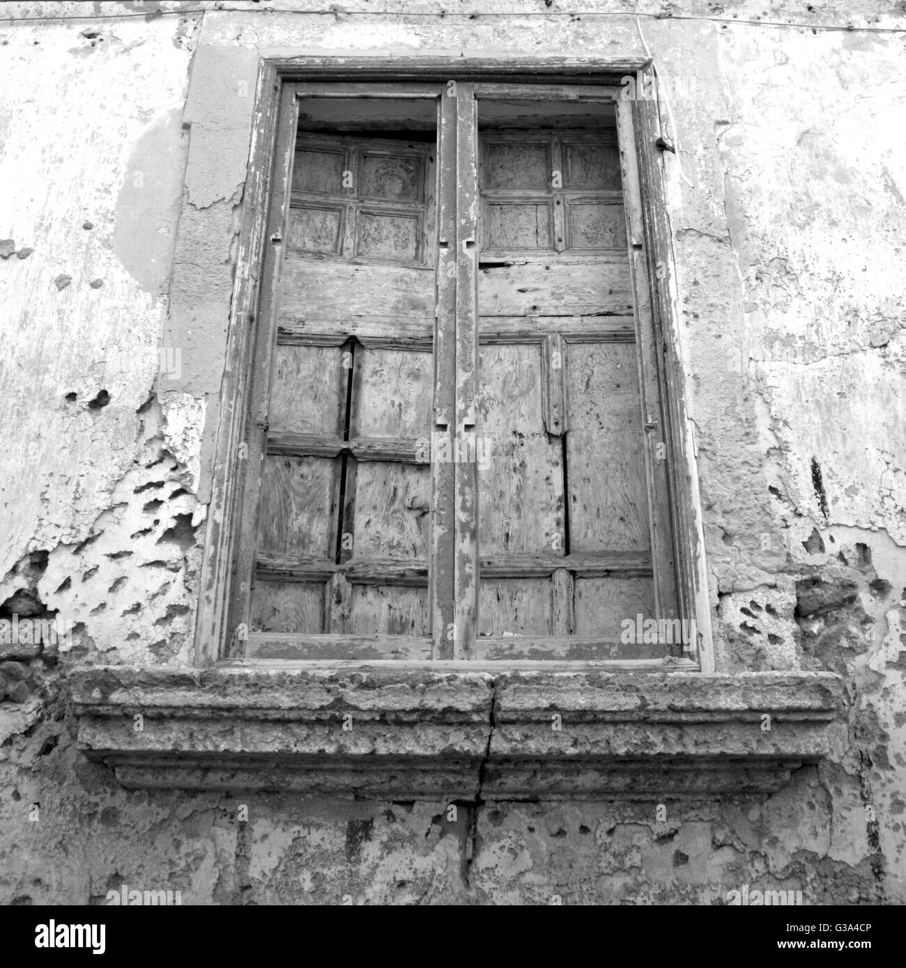 Vecchio e sporco sulla finestra di un edificio Foto Stock