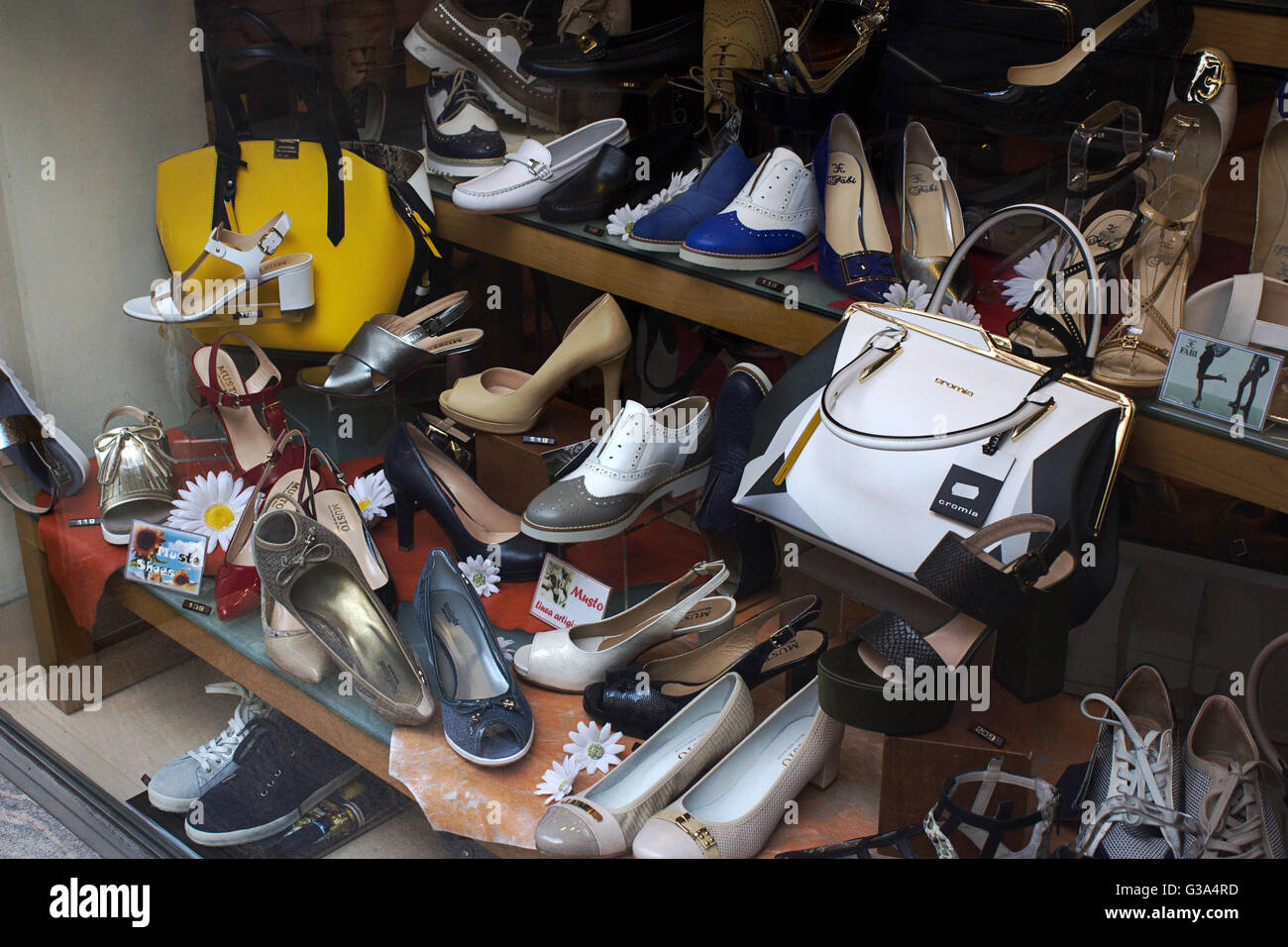 Vetrine di donne borse in pelle,scarpe e accessori della collezione  primavera/estate in Via della Spiga, Milano, Italia Foto stock - Alamy