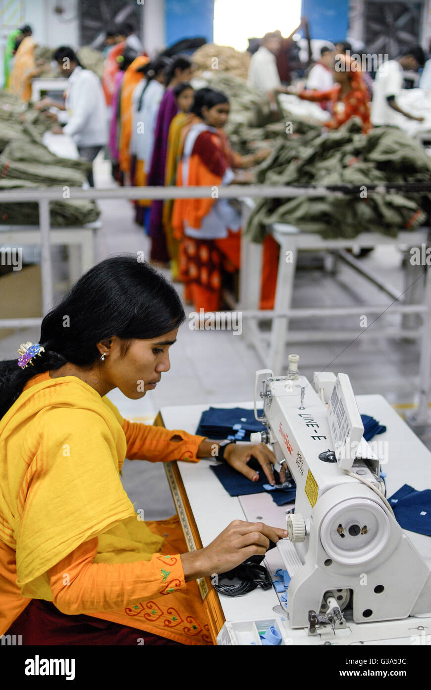 BANGLADESH , Dhaka, abbigliamento , Beximco fabbrica tessile produrre Jeans  per esportazione per il western discount, dipartimento per la cucitura e  confezione - gli ornamenti indumenti a maglia abbigliamento denim Foto  stock - Alamy