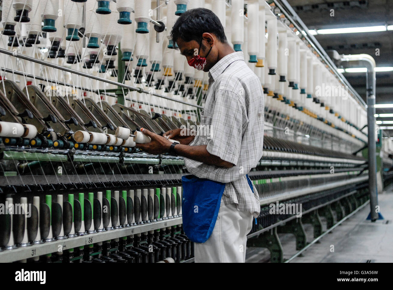 BANGLADESH , industria tessile a Dhaka , Beximco fabbrica tessile produrre  Jeans per esportazione per il western discount, unità di filatura per la  produzione di filati di cotone dalla fibra di cotone -