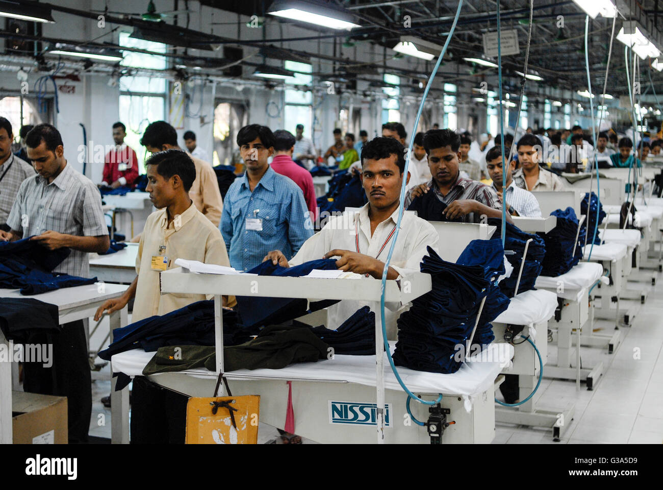 BANGLADESH , industria tessile a Dhaka , Beximco fabbrica tessile produrre  Jeans per esportazione per il western discount, dipartimento per piegatura  , abbigliamento gli ornamenti della maglieria abbigliamento in jeans Foto  stock - Alamy