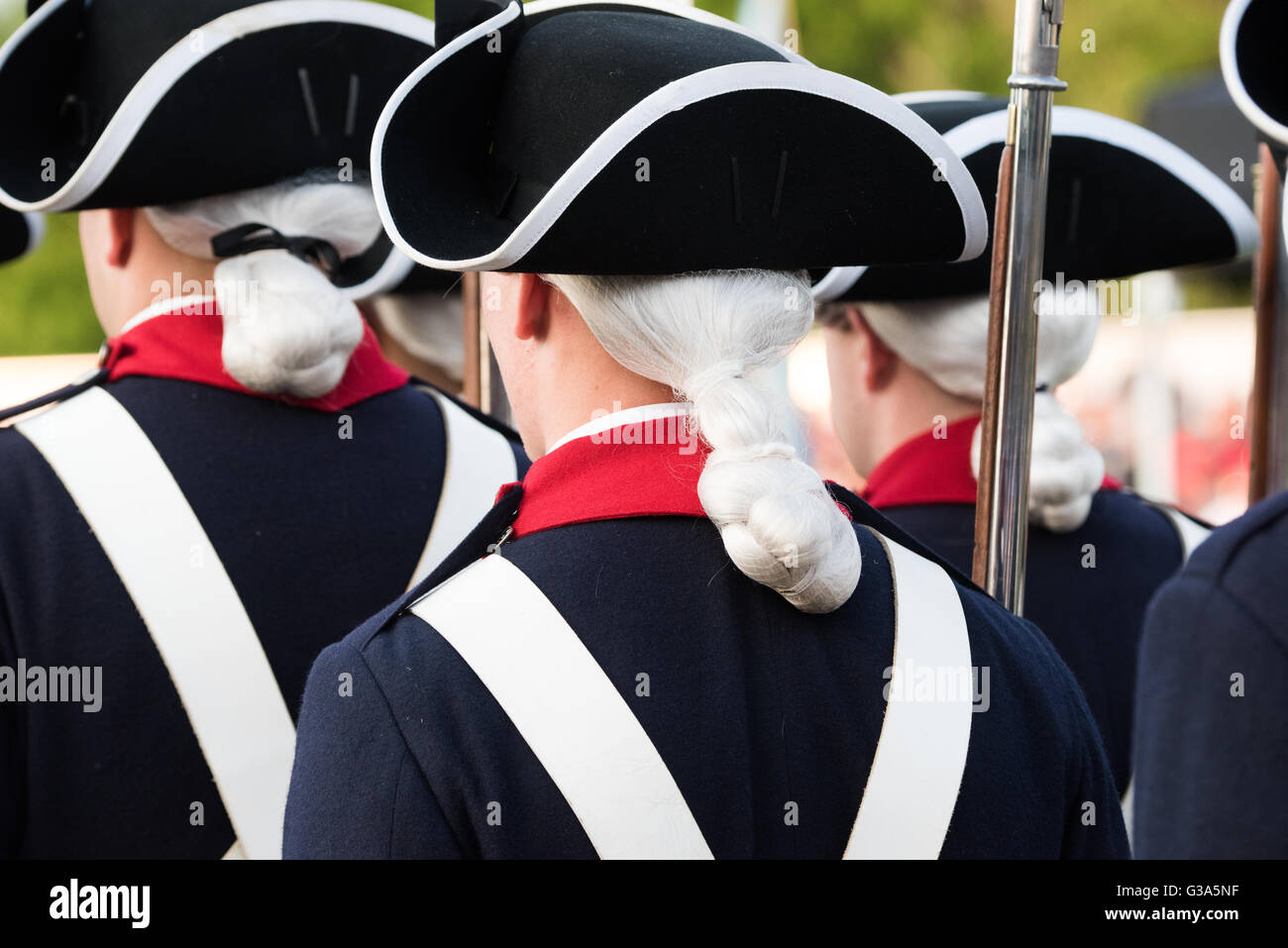 US Army Twilight Tattoo The Old Guard Washington DC // WASHINGTON DC - membri del 3rd U.S. Infantry Regiment, noto come "The Old Guard", si esibiscono durante il Twilight Tattoo dell'esercito americano presso la Joint base Myer-Henderson Hall. I soldati, vestiti con uniformi di precisione, dimostrano le loro abilità cerimoniali e di esercitazione disciplinate come parte di questo concorso militare pubblico gratuito che mostra la storia e la tradizione dell'esercito. Foto Stock