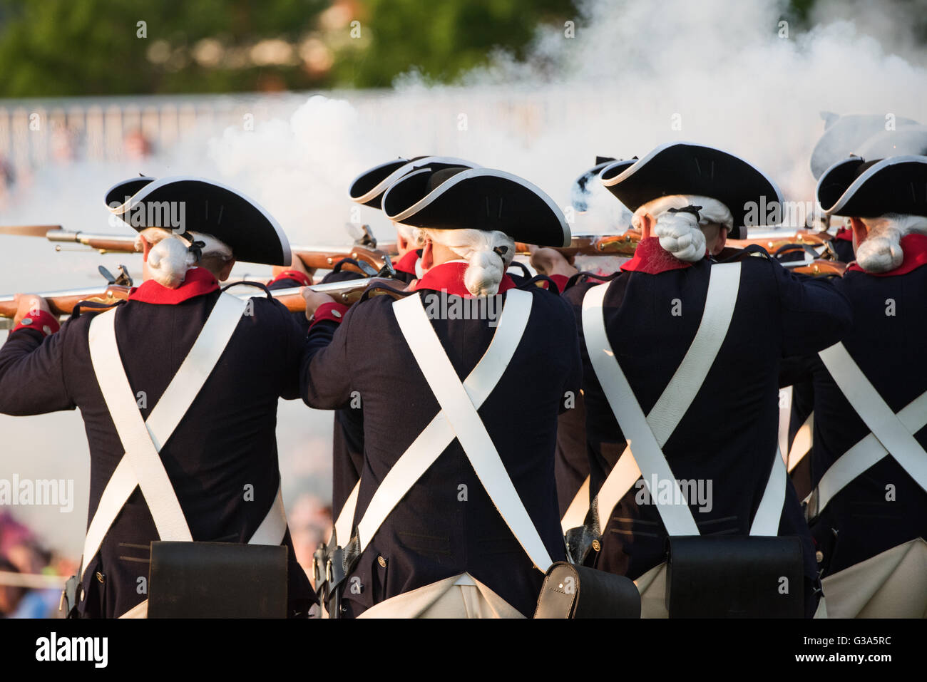 U.S. Army Twilight Tattoo The Old Guard Washington DC // WASHINGTON DC - membri del 3rd U.S. Infantry Regiment, noto come "The Old Guard", si esibiscono durante il Twilight Tattoo dell'esercito americano alla Joint base Myer-Henderson Hall. I soldati, vestiti con uniformi di precisione, dimostrano le loro abilità cerimoniali e di esercitazione disciplinate come parte di questo concorso militare pubblico gratuito che mostra la storia e la tradizione dell'esercito. Foto Stock
