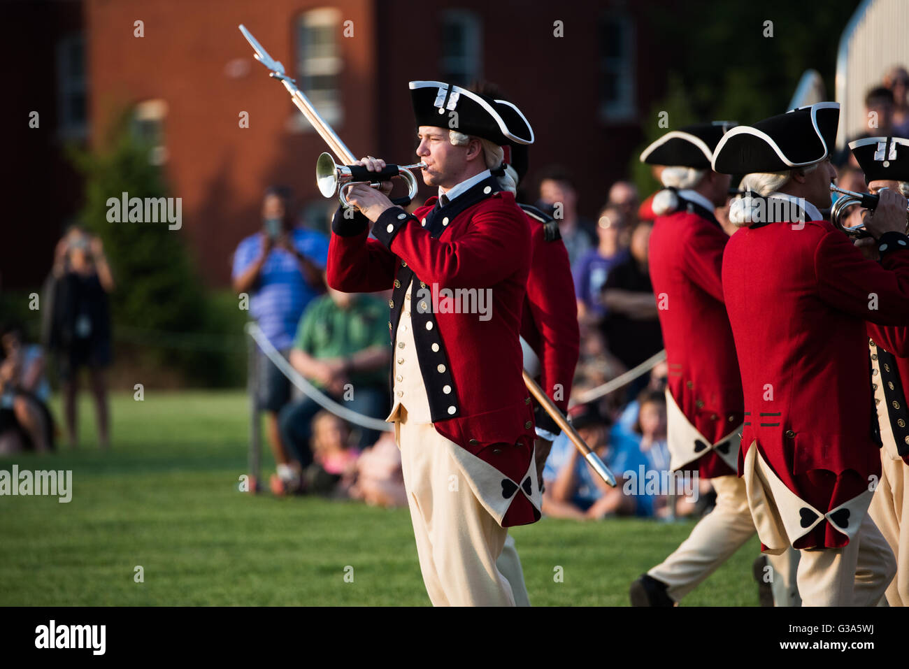 US Army Fife and Drum Corps Washington DC // WASHINGTON DC - il corpo di fuoco e tamburo dell'esercito degli Stati Uniti, vestito con uniformi dell'era della guerra di indipendenza americana, si esibisce durante l'Army Twilight Tattoo alla Joint base Myer-Henderson Hall. I musicisti, suonando i tradizionali piattini e tamburi, mostrano la musica militare storica come parte di questo concorso pubblico gratuito che mostra la storia e le tradizioni dell'esercito degli Stati Uniti. Foto Stock