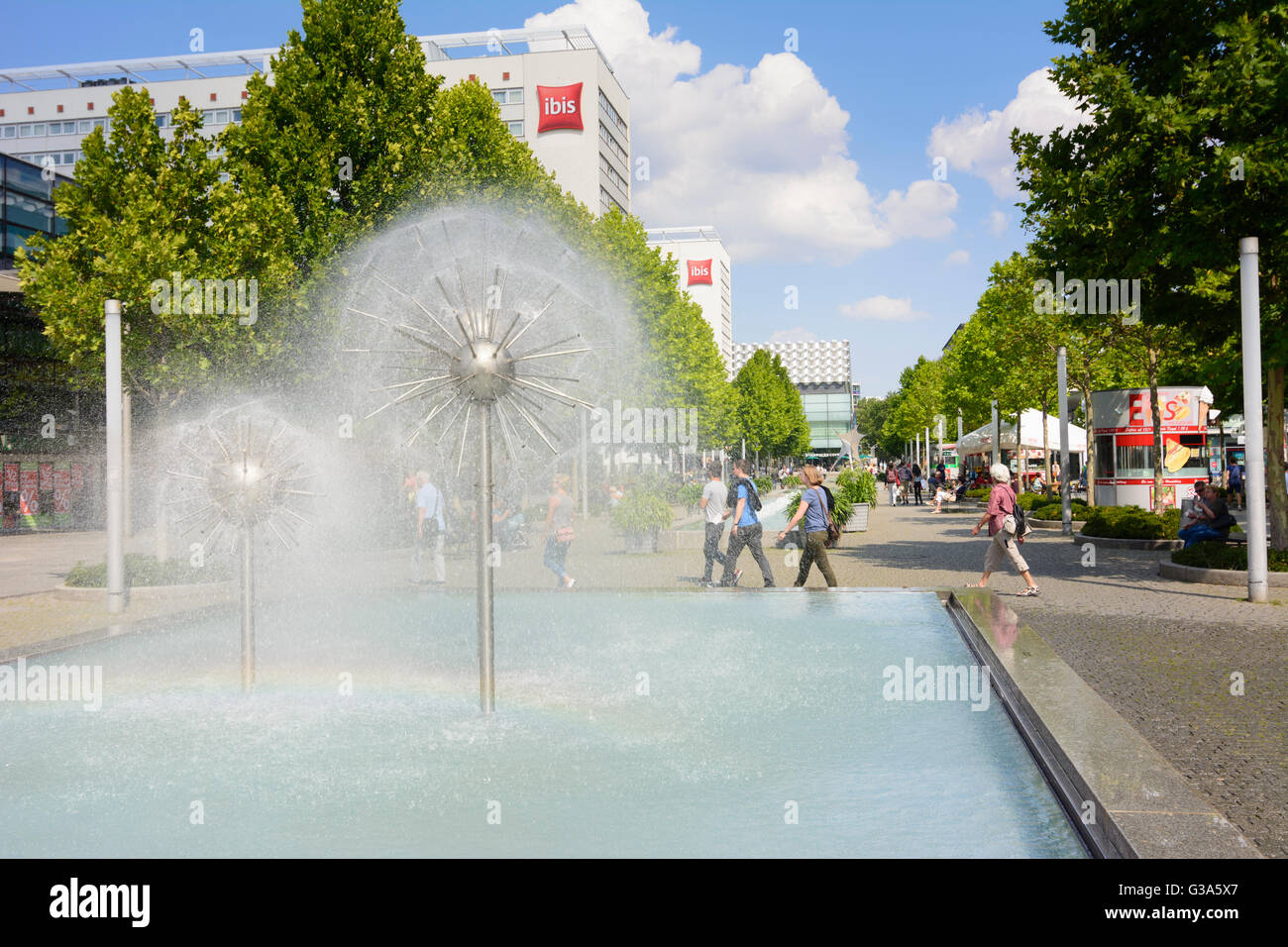 Prager Strasse area pedonale con fontane e alberghi, Germania, Sassonia, Sassonia, , Dresden Foto Stock