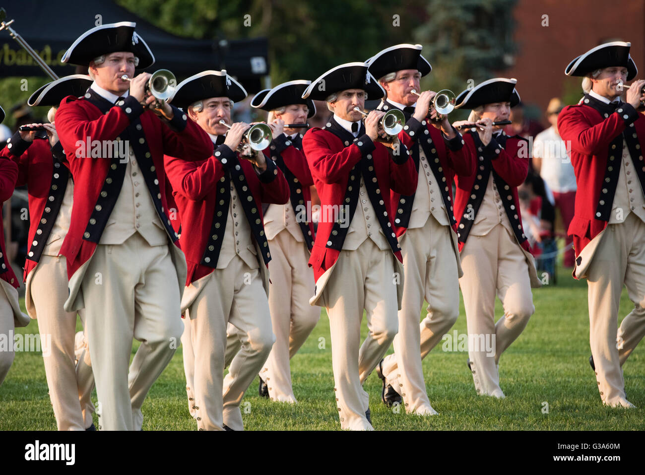 US Army Fife and Drum Corps Washington DC // WASHINGTON DC - il corpo di fuoco e tamburo dell'esercito degli Stati Uniti, vestito con uniformi dell'era della guerra di indipendenza americana, si esibisce durante l'Army Twilight Tattoo alla Joint base Myer-Henderson Hall. I musicisti, suonando i tradizionali piattini e tamburi, mostrano la musica militare storica come parte di questo concorso pubblico gratuito che mostra la storia e le tradizioni dell'esercito degli Stati Uniti. Foto Stock