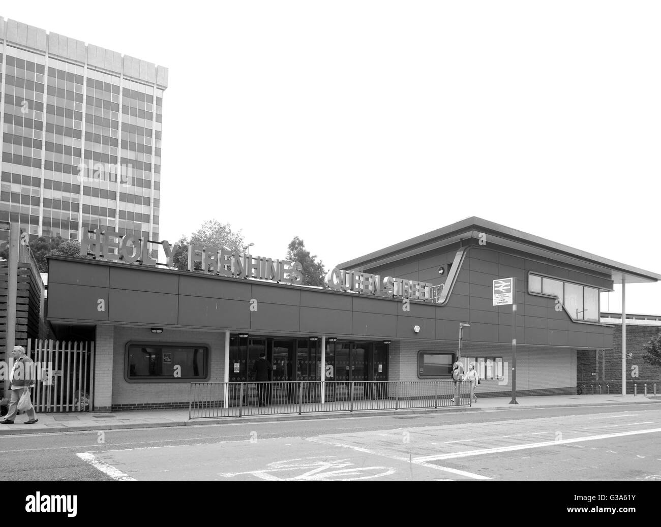Stazione di Queen street nel centro di Cardiff Foto Stock