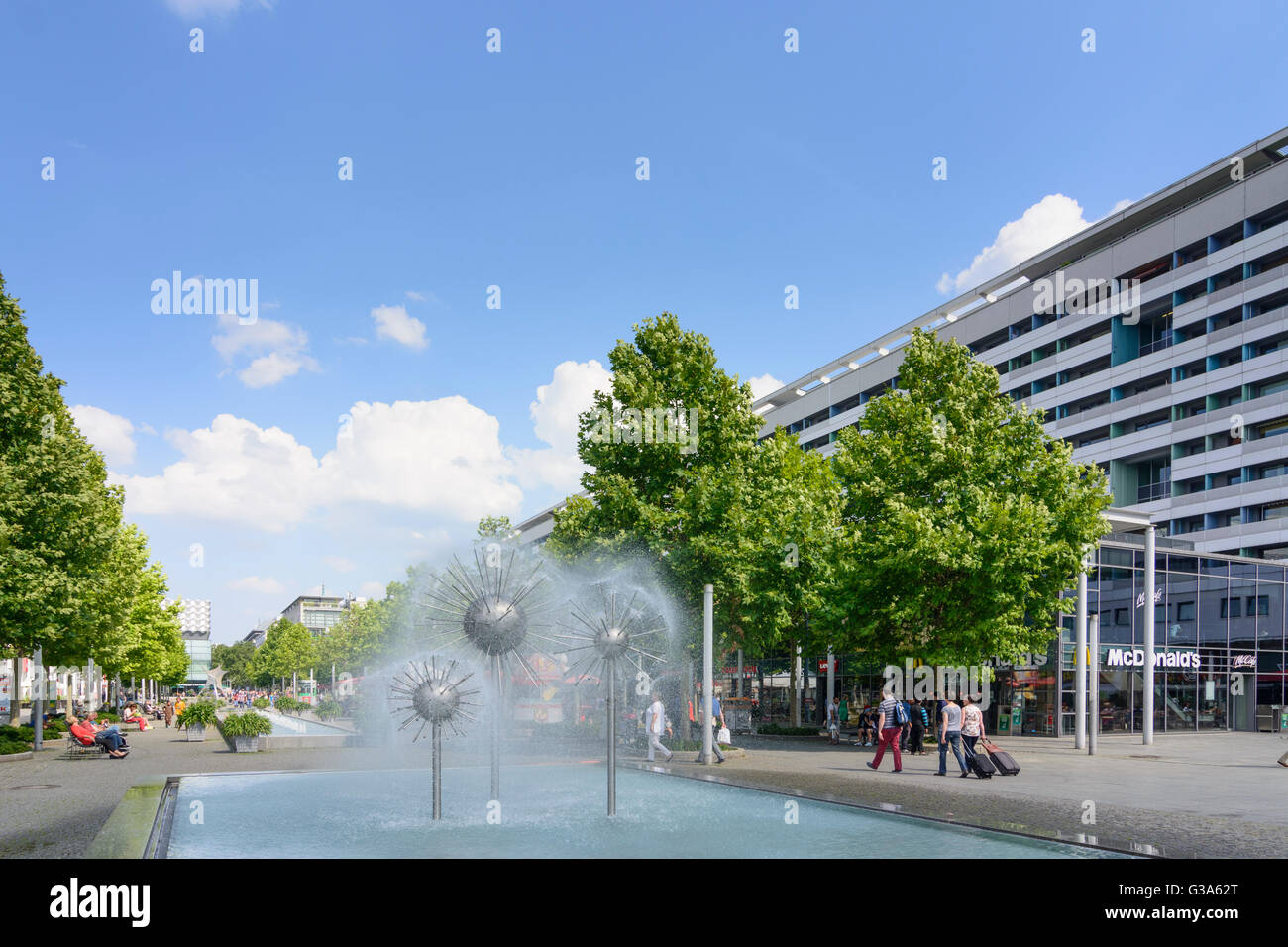 Prager Strasse area pedonale con fontane e alberghi, Germania, Sassonia, Sassonia, , Dresden Foto Stock
