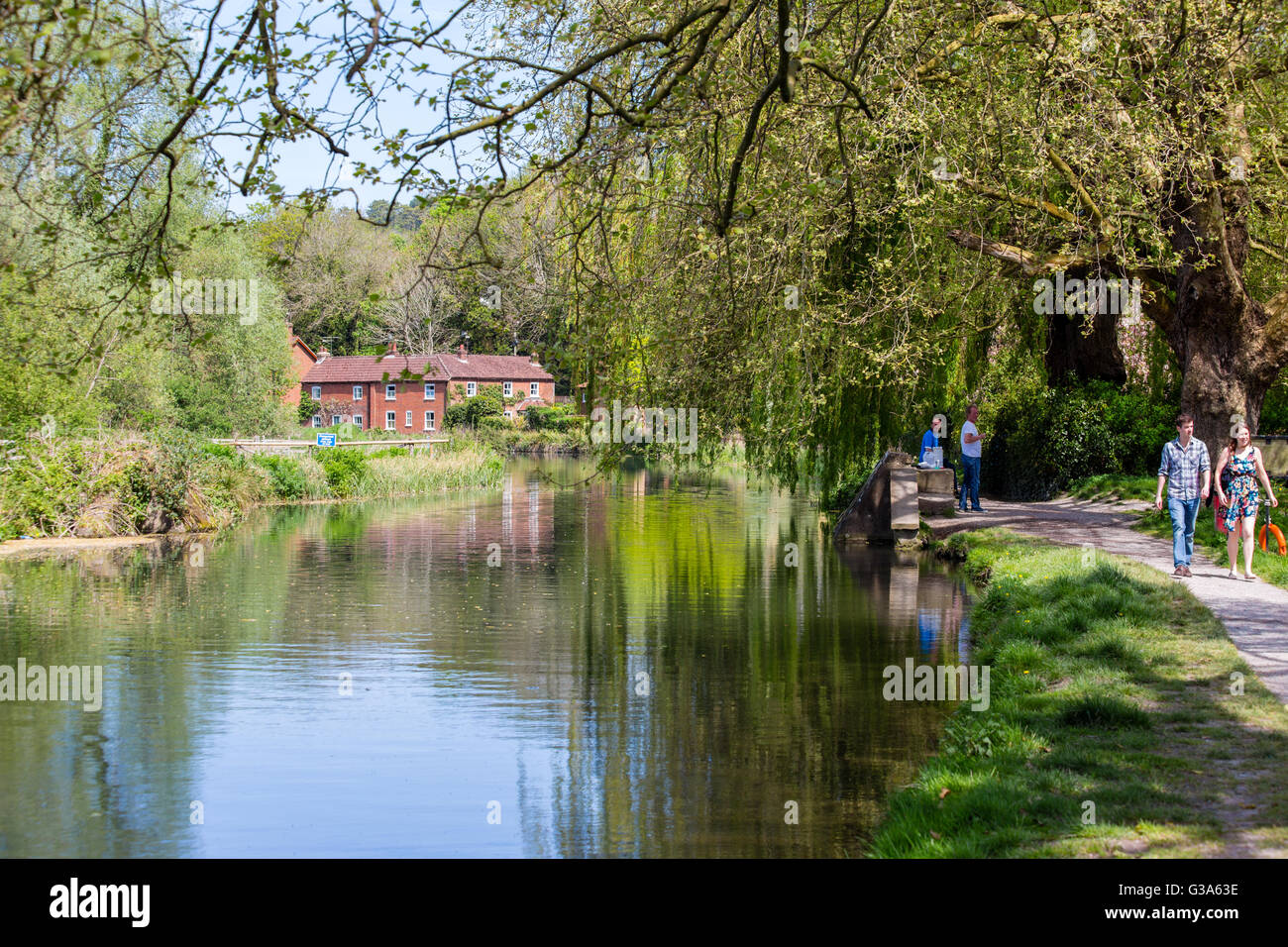 La gente a piedi lungo il fiume Itchen vicino a Winchester, Hampshire Foto Stock