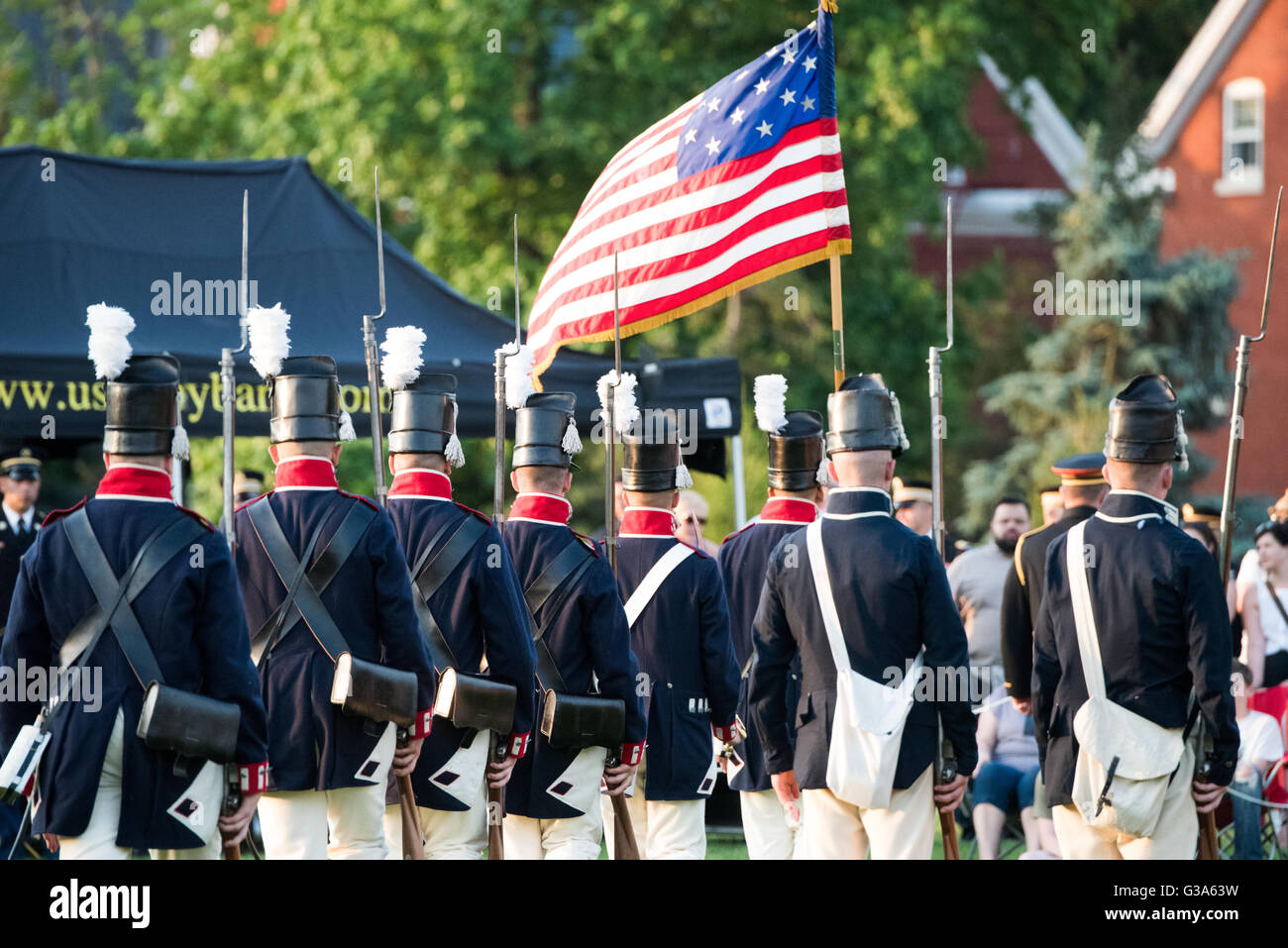 Twilight Tattoo U.S. Army Pageant Washington DC // WASHINGTON DC - membri del 3rd U.S. Infantry Regiment, noto come "The Old Guard", si esibiscono durante il Twilight Tattoo dell'esercito americano presso la Joint base Myer-Henderson Hall. I soldati, vestiti con uniformi di precisione, dimostrano le loro abilità cerimoniali e di esercitazione disciplinate come parte di questo concorso militare pubblico gratuito che mostra la storia e la tradizione dell'esercito. Foto Stock
