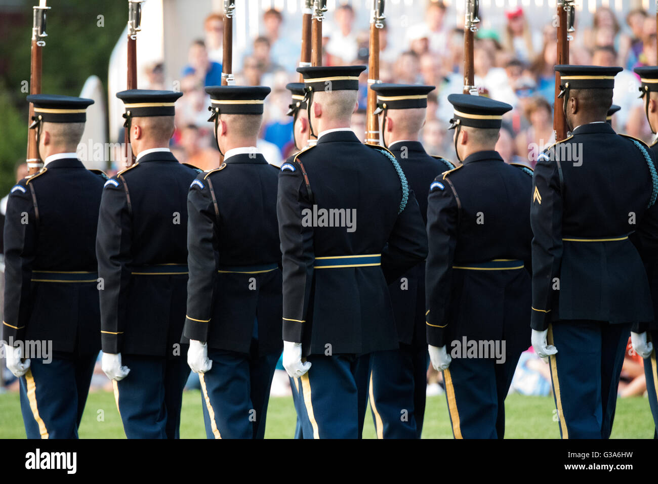 US Army Drill Team Precision Drill routine Arlington Virginia // ARLINGTON, Virginia - la squadra di perforazione dell'esercito statunitense esegue una routine di perforazione di precisione. Questa routine viene mostrata durante il Twilight Tattoo, una cerimonia militare annuale. L'evento si svolge presso la Joint base Myer-Henderson Hall. Come parte del 3rd U.S. Infantry Regiment (The Old Guard), questa unità d'élite dimostra eccezionali capacità di maneggiare i fucili. I loro movimenti sincronizzati evidenziano la disciplina e la precisione militare. Foto Stock
