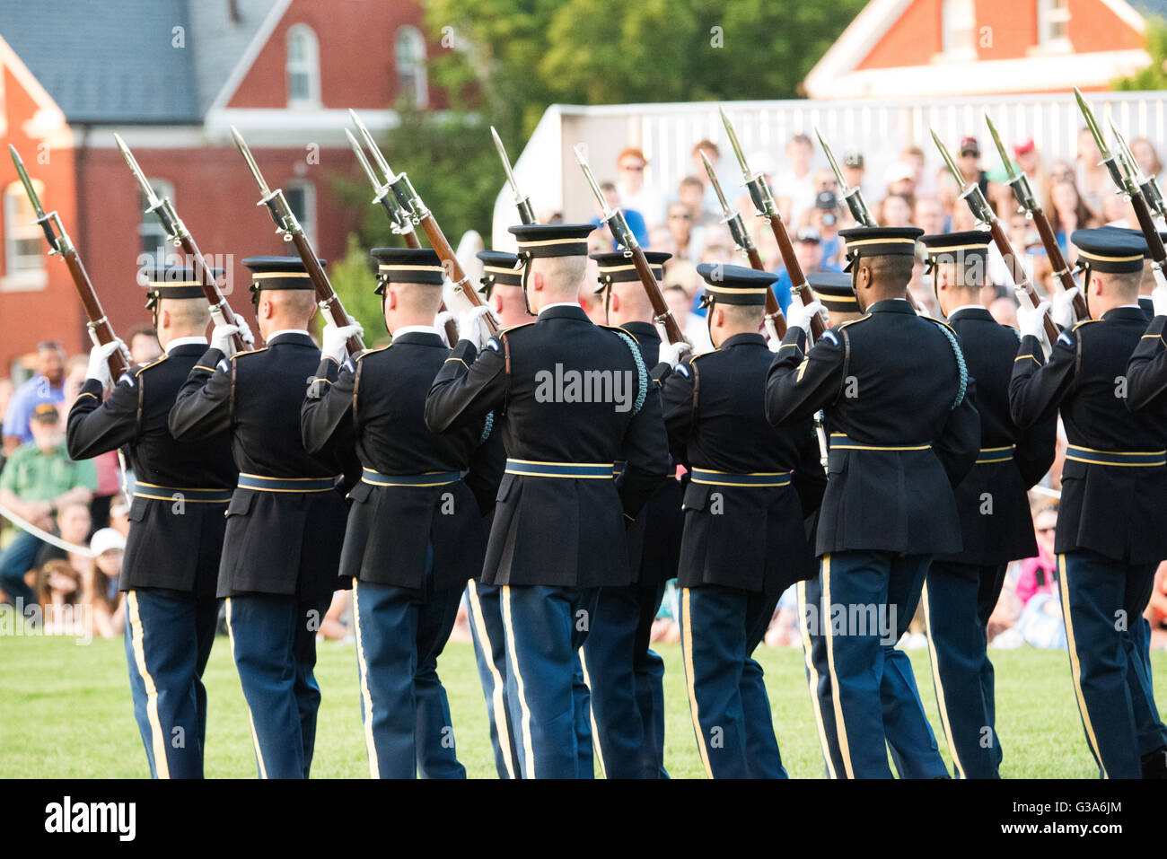 US Army Drill Team Precision Drill routine Arlington Virginia // ARLINGTON, Virginia - la squadra di perforazione dell'esercito degli Stati Uniti esegue una routine di perforazione di precisione durante il Twilight Tattoo. Questo concorso militare annuale si svolge presso la Joint base Myer-Henderson Hall. La squadra di perforazione è un'unità d'élite, parte del 3rd U.S. Infantry Regiment (The Old Guard). I suoi membri dimostrano eccezionali abilità di maneggiare i fucili e movimenti sincronizzati. Lo spettacolo è una dimostrazione di disciplina militare e precisione alla base di Arlington, Virginia. Foto Stock