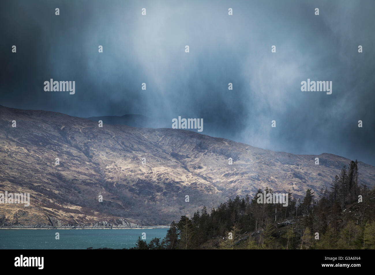 Raffiche di neve attraverso il suono di Sleat, Loch Hourn, Highlands Occidentali, Scozia Foto Stock