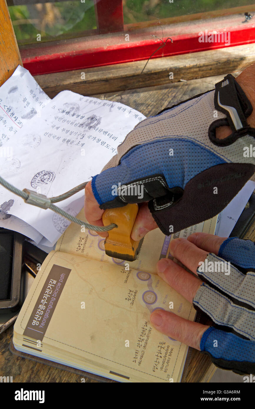 Ciclista la timbratura di un quattro River Project passaporto sul Yeongsan percorso per biciclette Foto Stock