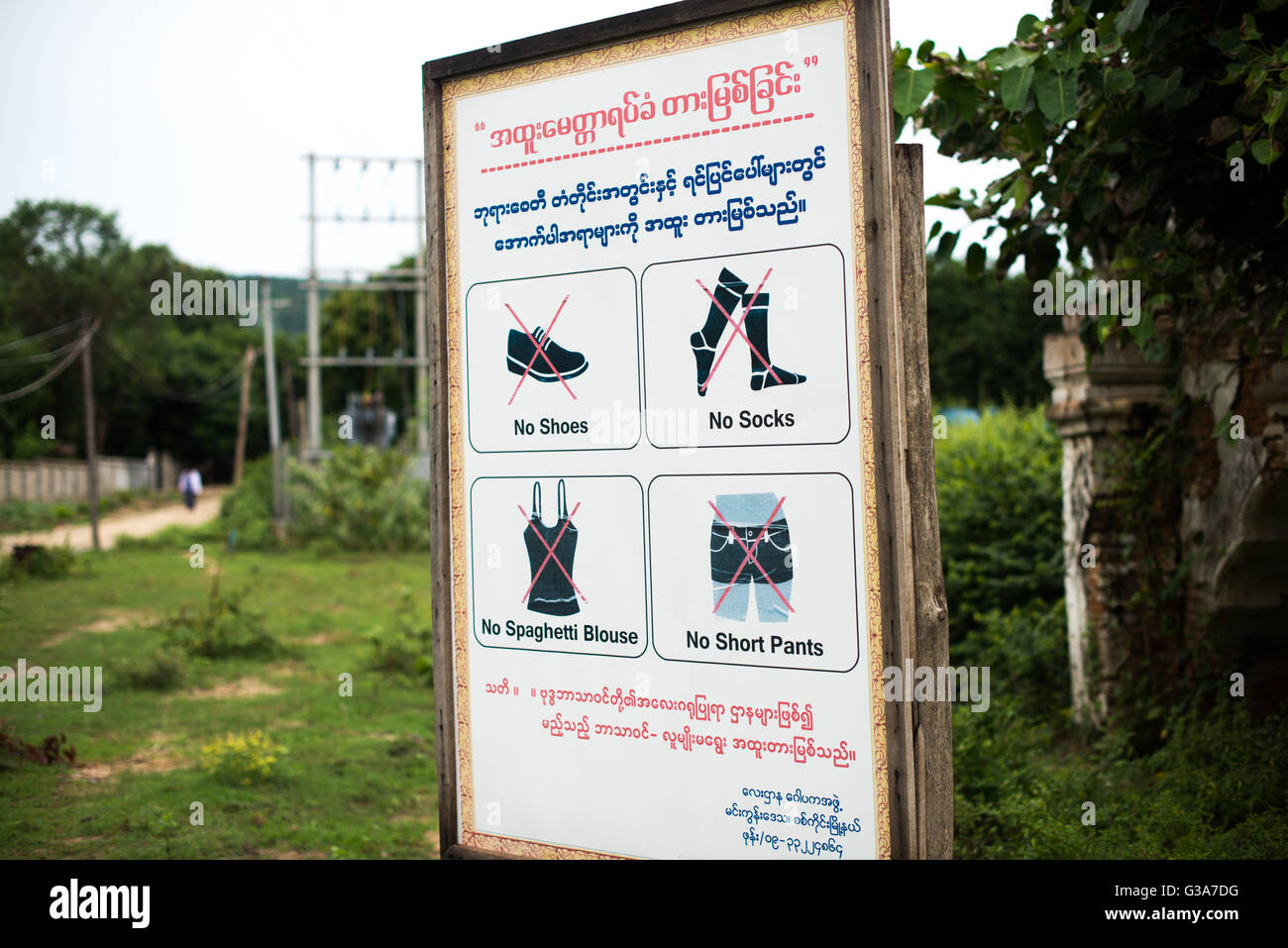 MINGUN, Myanmar (Birmania) — segni che mostrano gli abiti appropriati per visitare la Pagoda Hsinbyume. Costruito nel 1816 e situato a Mingun, non lontano da Mandalay, la Pagoda Hsinbyume è stata progettata in ispirazione dalla montagna mitologica buddista, il Monte Meru. È caratterizzato da 7 livelli di onde bianche uniche e distintive. Foto Stock