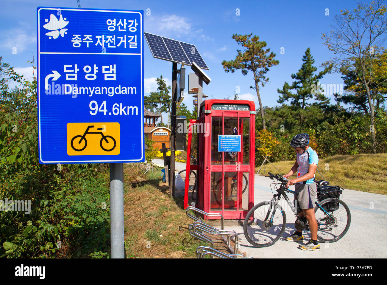 Fermata lungo il fiume Yeongsan percorso per biciclette Foto Stock