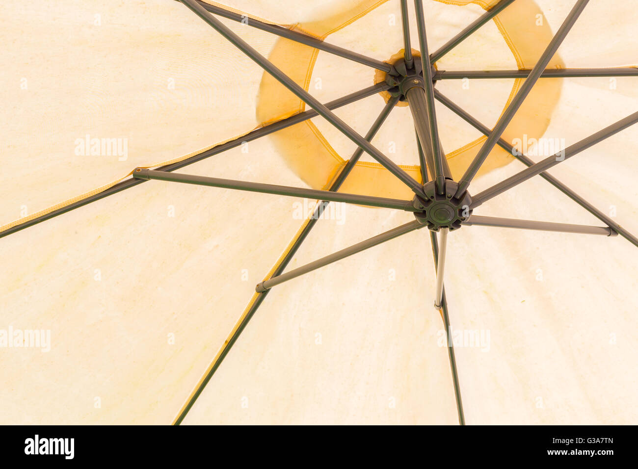 In virtù di un vecchio ombrello bianco con luce da sopra Foto Stock