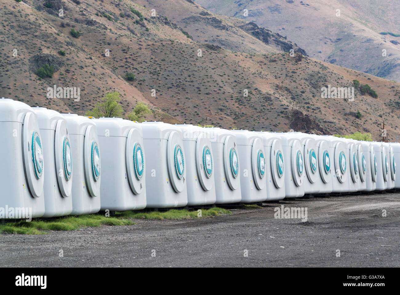 Fila di generatori di turbine eoliche scaricata da un treno in una railyard a Huntington, Oregon. Foto Stock
