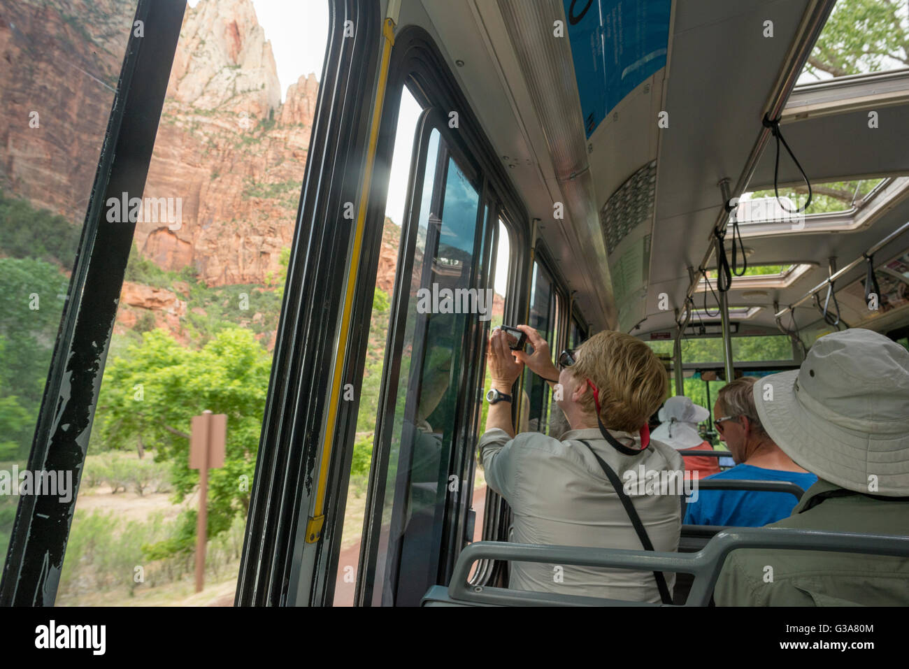 I turisti a cavallo dei bus navetta nel Parco Nazionale di Zion, Utah. Foto Stock