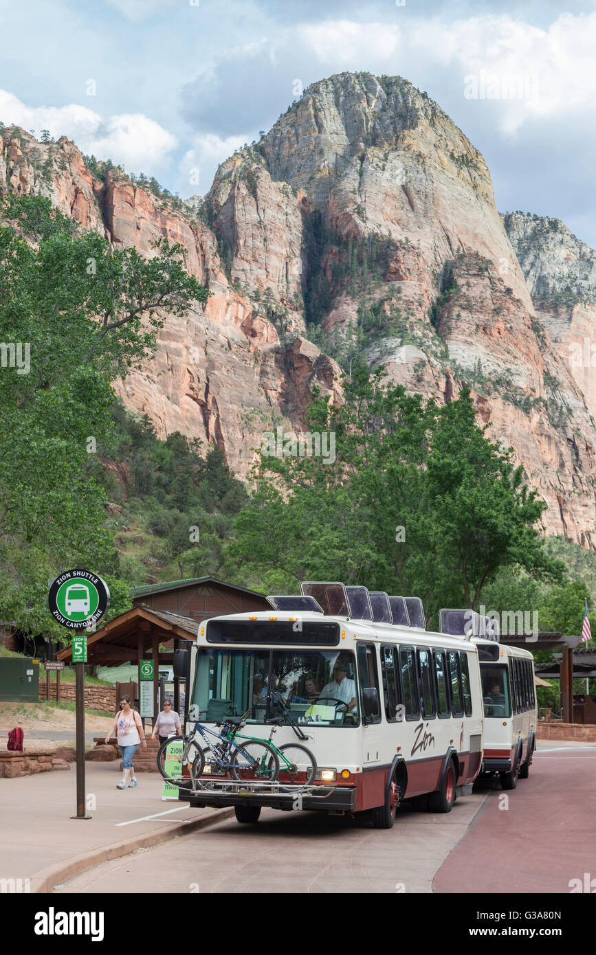Bus navetta nel Parco Nazionale di Zion, Utah. Foto Stock