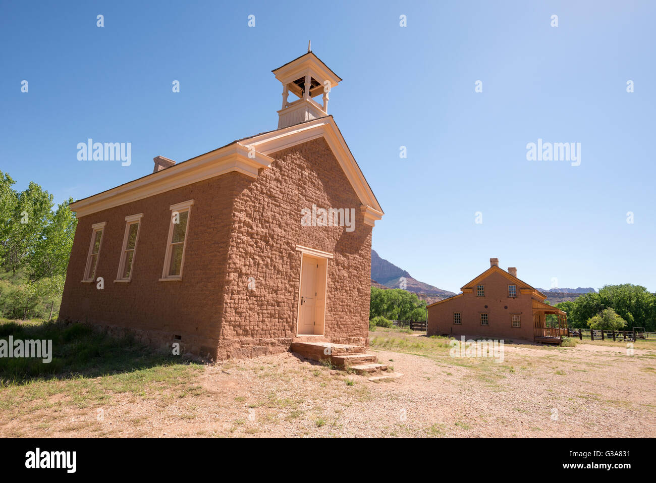 Adobe chiesa scuola la storica città fantasma di Grafton, Utah. Foto Stock