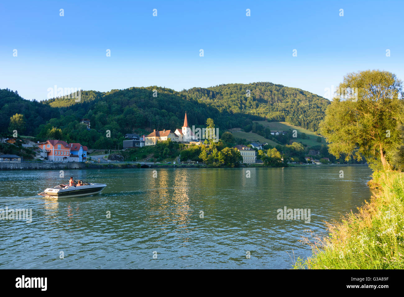 Chiesa Sankt Nikola sul Danubio e motoscafo, Austria, Oberösterreich, Austria superiore, Donau, San Nicola an der Donau Foto Stock