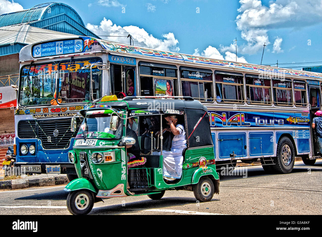 Bus e Tuk Tuk di Trincomalee, Sri Lanka Foto Stock