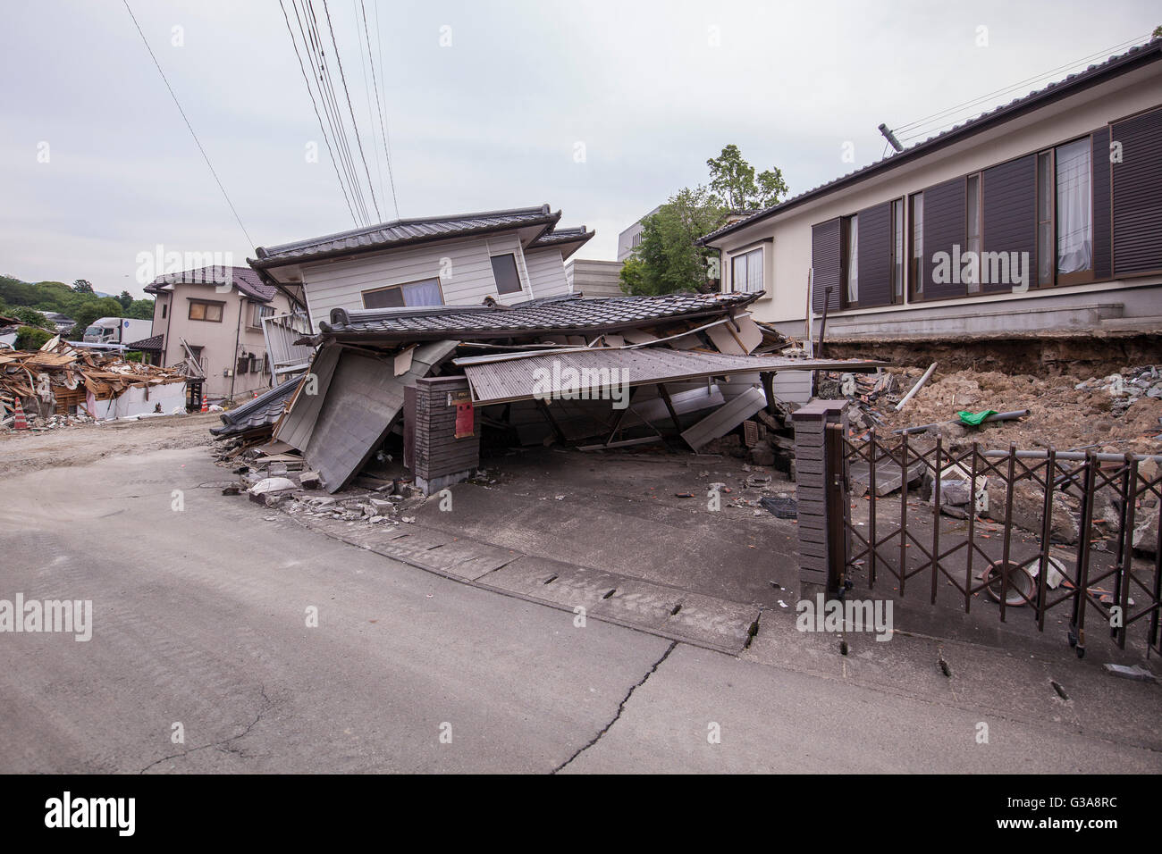 Terremoto postumi, case crollate, Mashiki, Kumamoto Foto Stock