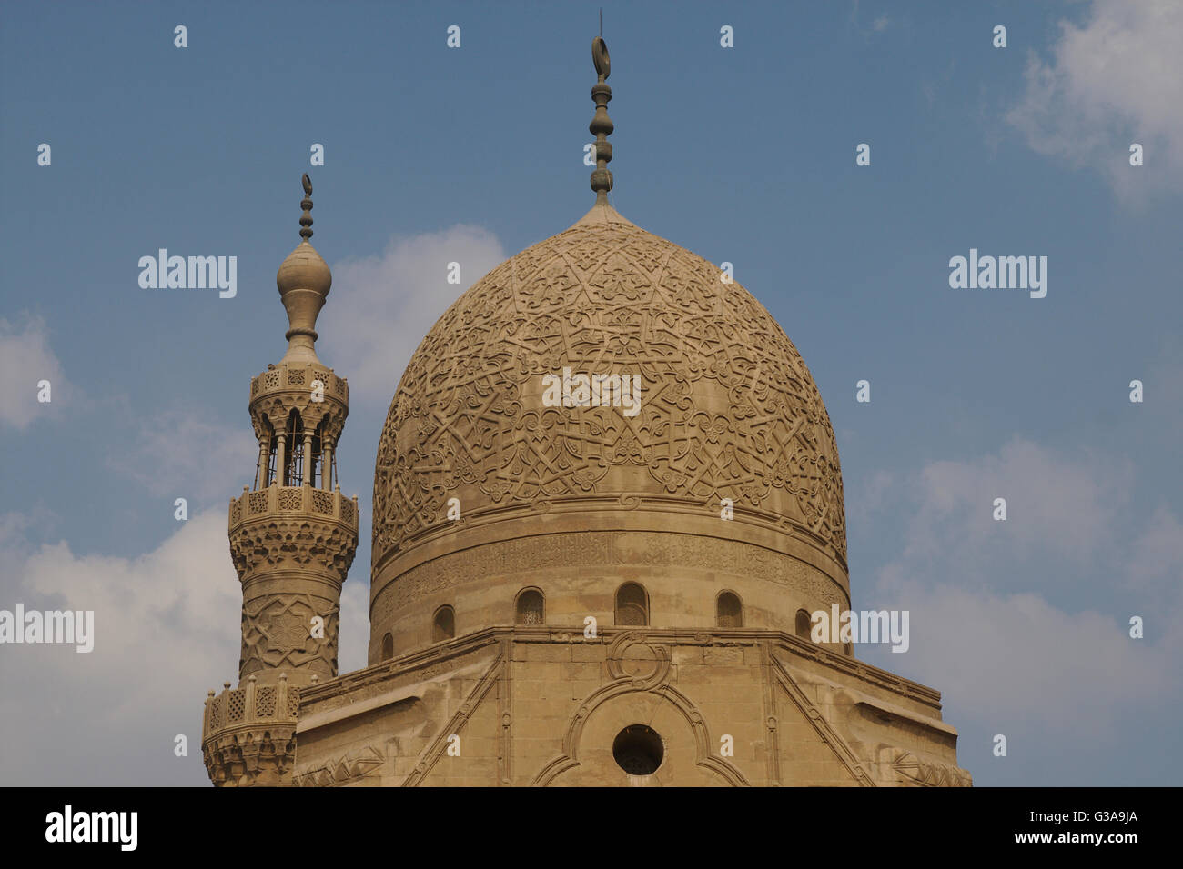 Complesso di Sultan al-Ashraf Qaytbay, a cupola e minareto, nord del cimitero, il Cairo Foto Stock