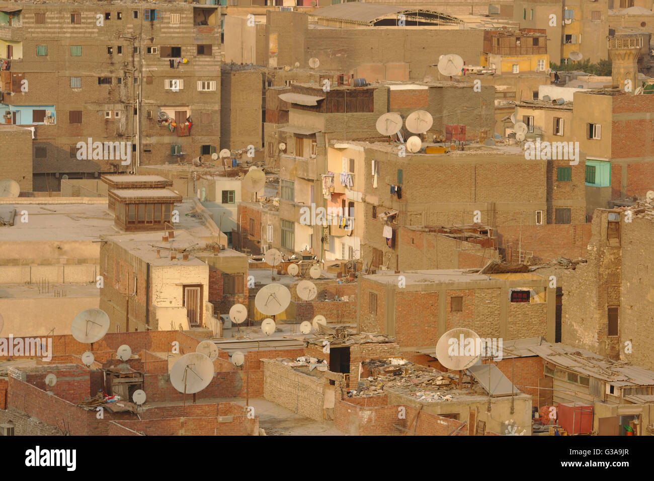 Le antenne paraboliche sui tetti del centro di Cairo Foto Stock