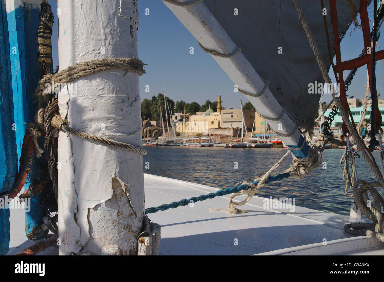 Felucca crociera sul Nilo ad Aswan con Nubian Village sull isola Elefantina, Egpyt Foto Stock