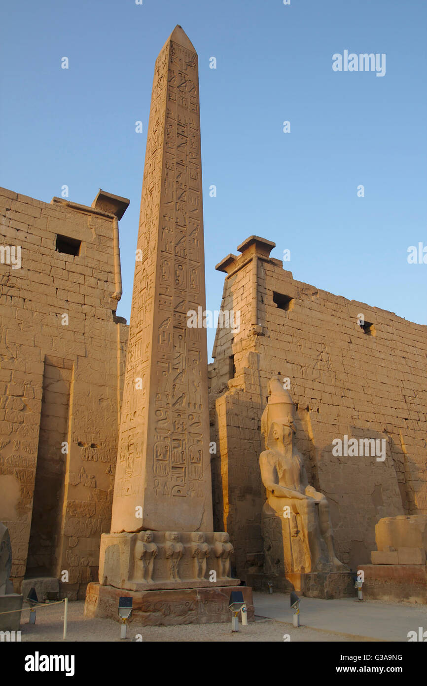 Tempio di Luxor, obelisco, statua di Ramses II e il primo pilone. Luxor, Egitto Foto Stock