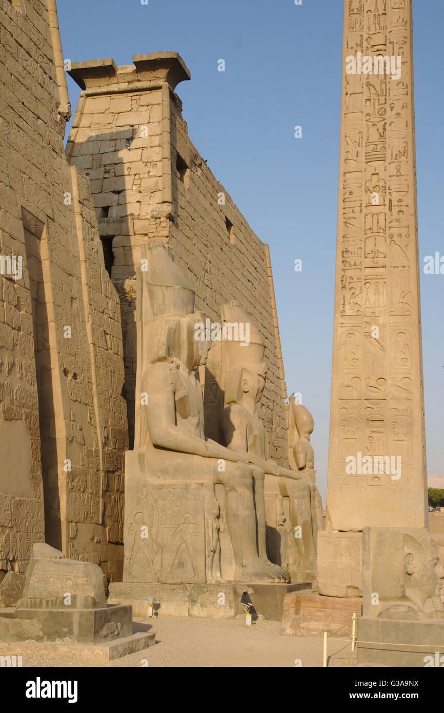 Tempio di Luxor, obelisco, statue di Ramses II e il primo pilone. Luxor, Egitto Foto Stock