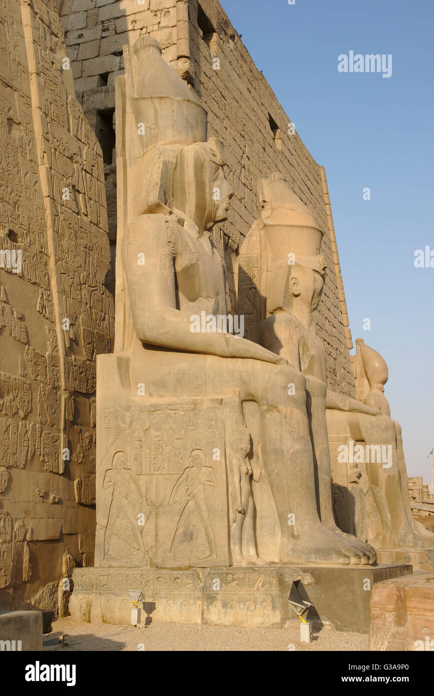 Tempio di Luxor, statue di Ramses II e il primo pilone. Luxor, Egitto Foto Stock