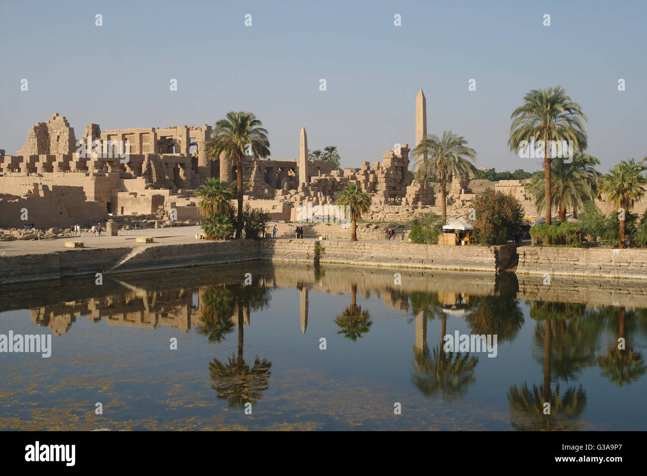 Karnak, il lago sacro e templi con obelischi di Hatshepsut grande Hypostyle Hall. Luxor, Egitto Foto Stock