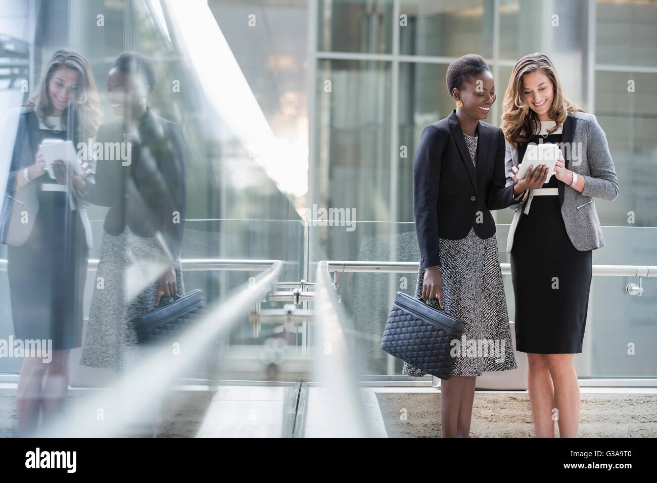 Corporate imprenditrici utilizzando tavoletta digitale Foto Stock