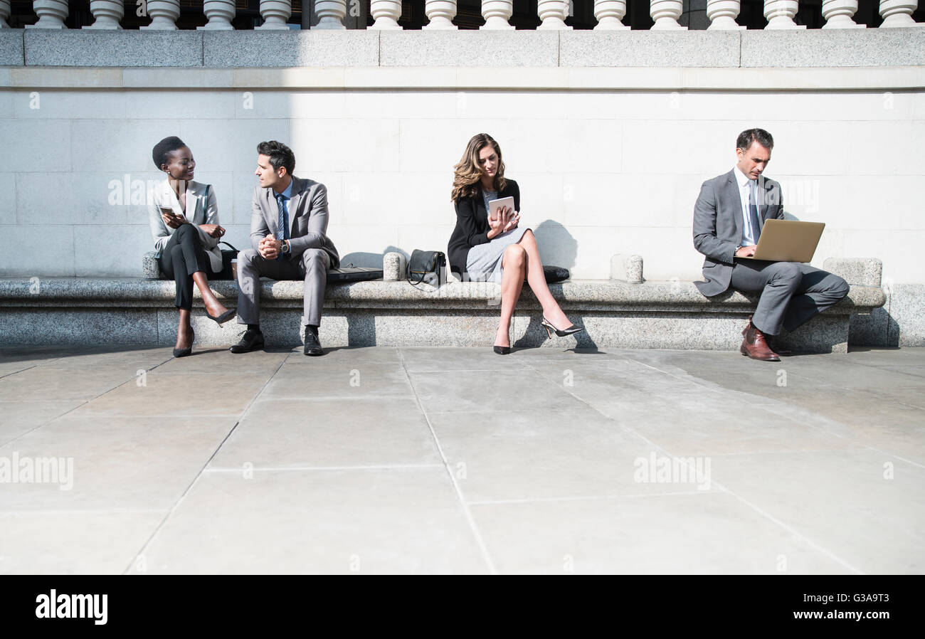 Il business aziendale persone che lavorano sul banco di sole all'aperto Foto Stock