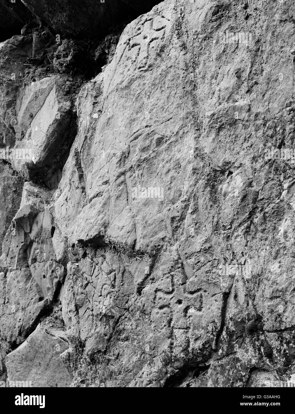 C8th pellegrino attraversa a San Ninian's Cave nr Whithorn, Wigtown: un luogo di ritiro a lungo associata con la C5a fondatore del monastero di Whithorn. Foto Stock