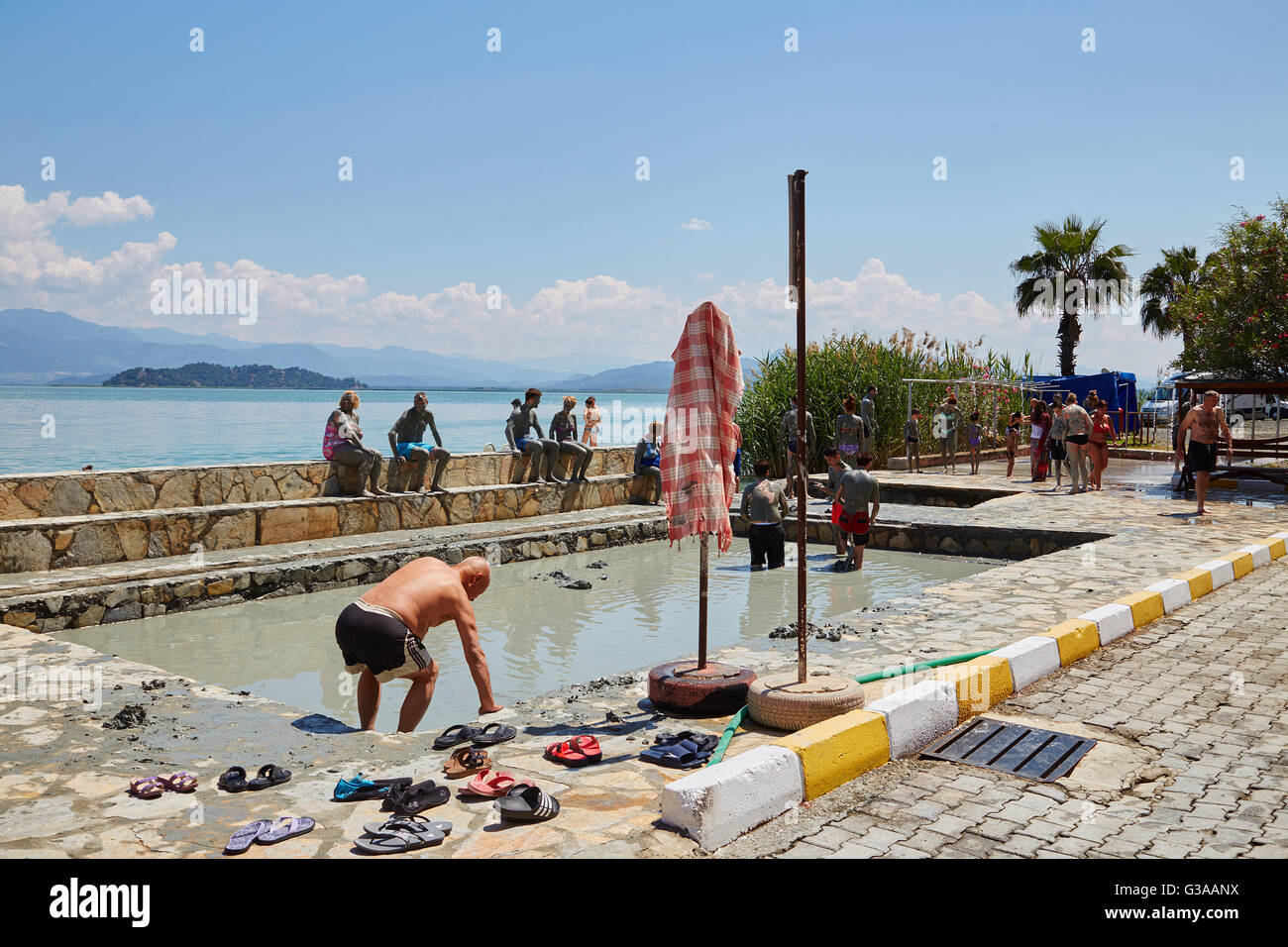 Le persone che hanno preso un bagno di fango, thermal spa sul lago Koycegiz, Sultaniye, vicino a Dalyan, Provincia di Mugla, Turchia. Foto Stock