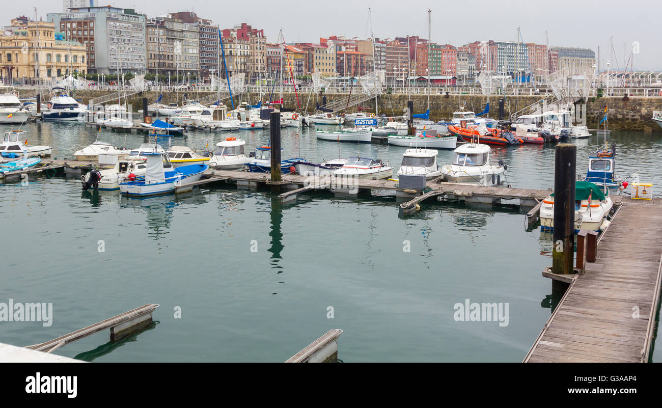 Piccole barche a vela nel porto Foto Stock
