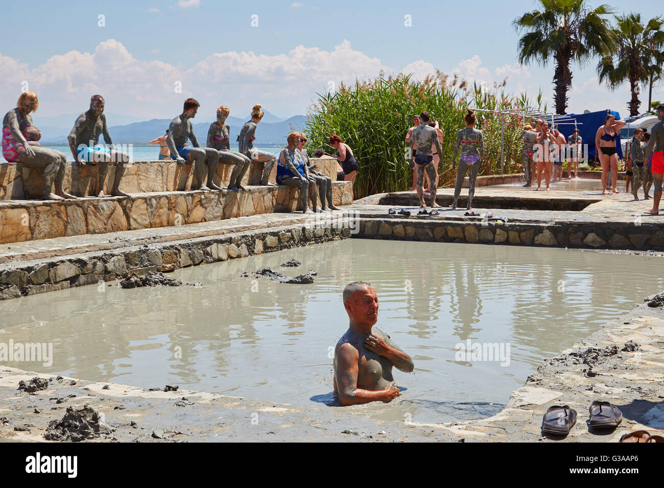 Le persone che hanno preso un bagno di fango, thermal spa sul lago Koycegiz, Sultaniye, vicino a Dalyan, Provincia di Mugla, Turchia. Foto Stock
