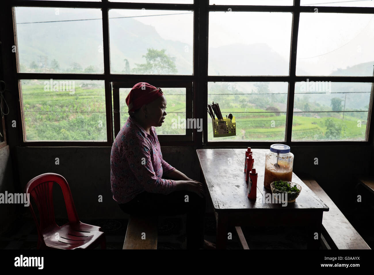 Un Rosso Dao donna si siede in un bar nel villaggio di Ban Khoang, Sapa, Lao Cai Provincia, Vietnam Foto Stock